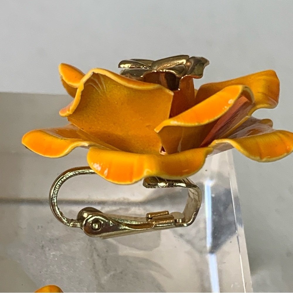 Retro Flower Power Enamel Brooch Pin and Clip Earrings Set Orange & Gold Floral - Picture 11 of 15